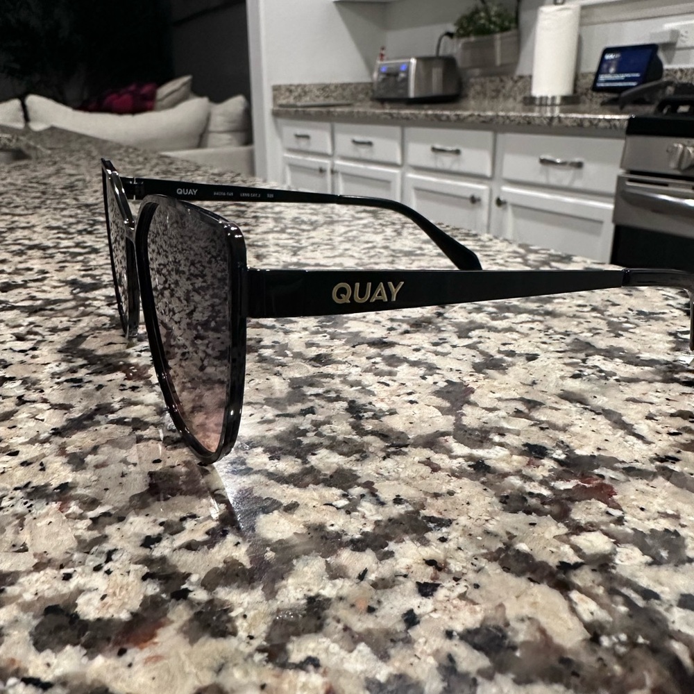 Quay Sunglasses - Picture 2 of 4